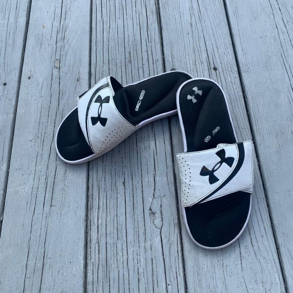 UNDER ARMOUR SLIP ON SIZE 9 WHITE